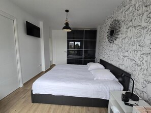Tabla de planchar con plancha, wifi y ropa de cama
