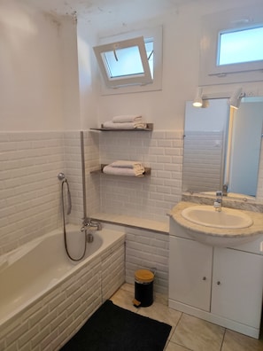 Haartrockner, Handtücher, Seife, Toilettenpapier