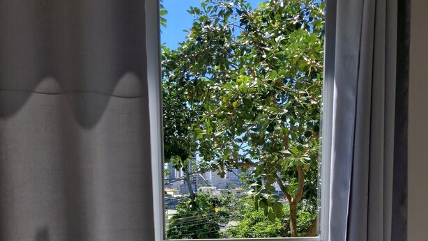 Una habitació amb una porta corredissa de vidre que dona a un balcó.