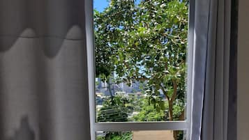 Chambre Économique avec lits jumeaux, balcon, vue jardin | Intérieur