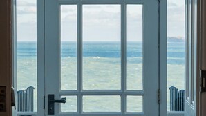 A white door with a view of the sea through a window. - 2 Bed in Port Isaac (oc-l50168) (Port Isaac)