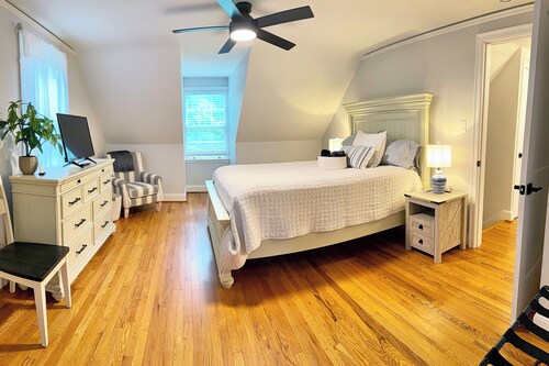 PSU 4BR/2Full Bath Home 1/4 Mile Walk to Campus, .7 miles to Beaver Stadium