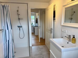 Shower, hair dryer, towels, soap - Vrbo Property (Kronshagen)