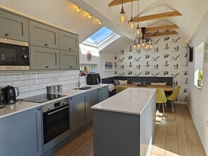 Oven, cookware/dishes/utensils - 4 Bed in Keswick (oc-s42744) (Keswick)