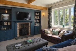 TV, fireplace - 4 Bed in Keswick (oc-s42744) (Keswick)