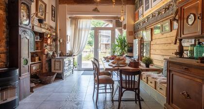 Chambre d'hôtes « La Grange Du Kerala - Chambre » avec vue montagne, terrasse partagée et Wi-Fi
