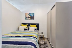 1 slaapkamer, een strijkplank/strijkijzer, beddengoed