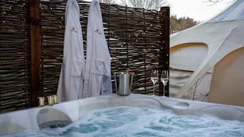 Outdoor spa tub