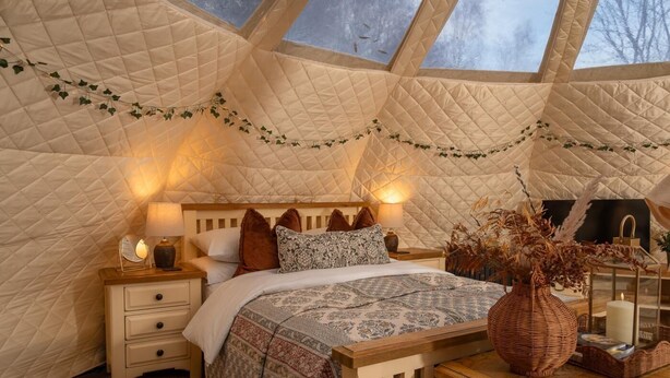 A cozy, quilted tent-style bedroom with a bed, bedside tables, and a decorative vase. - 1 Bed in Hanworth (oc-a43295) (Hanworth)