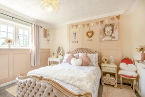 Bügeleisen/Bügelbrett, Reisekinderbett, kostenloses WLAN, Bettwäsche