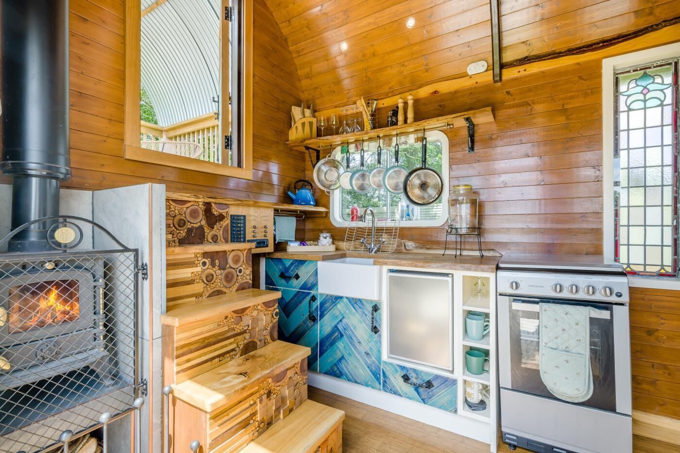 Microwave, oven, cookware/dishes/utensils