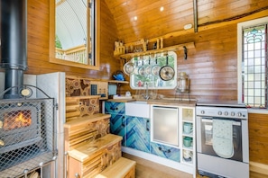 Microwave, oven, cookware/dishes/utensils - 1 Bed in Elsing (oc-d44228) (Peaseland Green)