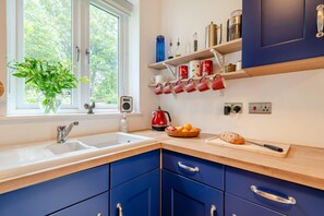 Mikrowelle, Ofen, Geschirrspüler, Kochgeschirr/Geschirr/Besteck