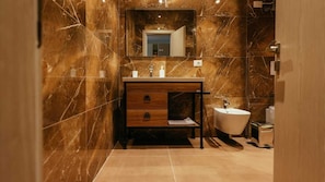 Hair dryer, towels, soap, shampoo - Sunset Boulevard Rooms (Vlore)