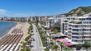 Rannikkokaupunki, jossa on ranta, useita kerroksia sisältäviä rakennuksia ja kirkas taivas.