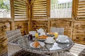 Outdoor dining - 2 Bed in Gilwern (oc-w44859) (Gilwern)