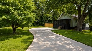 Exterior - Cozy 2-bedroom cabin in delightful Pigeon Forge with AC near Dollywood (Pigeon Forge)