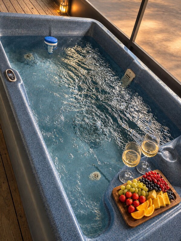 Outdoor spa tub - Cozy 2-bedroom cabin in delightful Pigeon Forge with AC near Dollywood (Pigeon Forge)