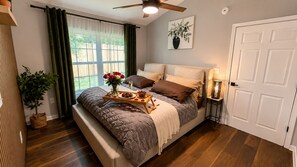 Room - Cozy 2-bedroom cabin in delightful Pigeon Forge with AC near Dollywood (Pigeon Forge)