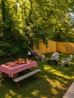 Outdoor dining - Cozy 2-bedroom cabin in delightful Pigeon Forge with AC near Dollywood (Pigeon Forge)