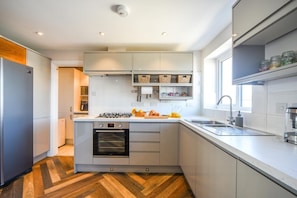 Microwave, oven, dishwasher, highchair - 2 Bed in Seasalter (oc-h40244) (Seasalter)