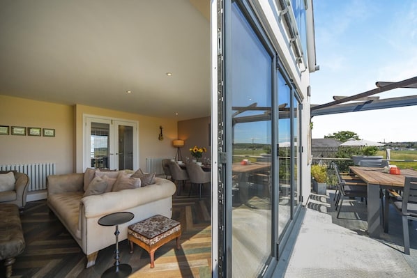 Outdoor dining - 2 Bed in Seasalter (oc-h40244) (Seasalter)