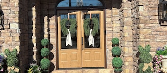 One of the largest homes on Smith Lake 9-bedroom house sleeps 28+