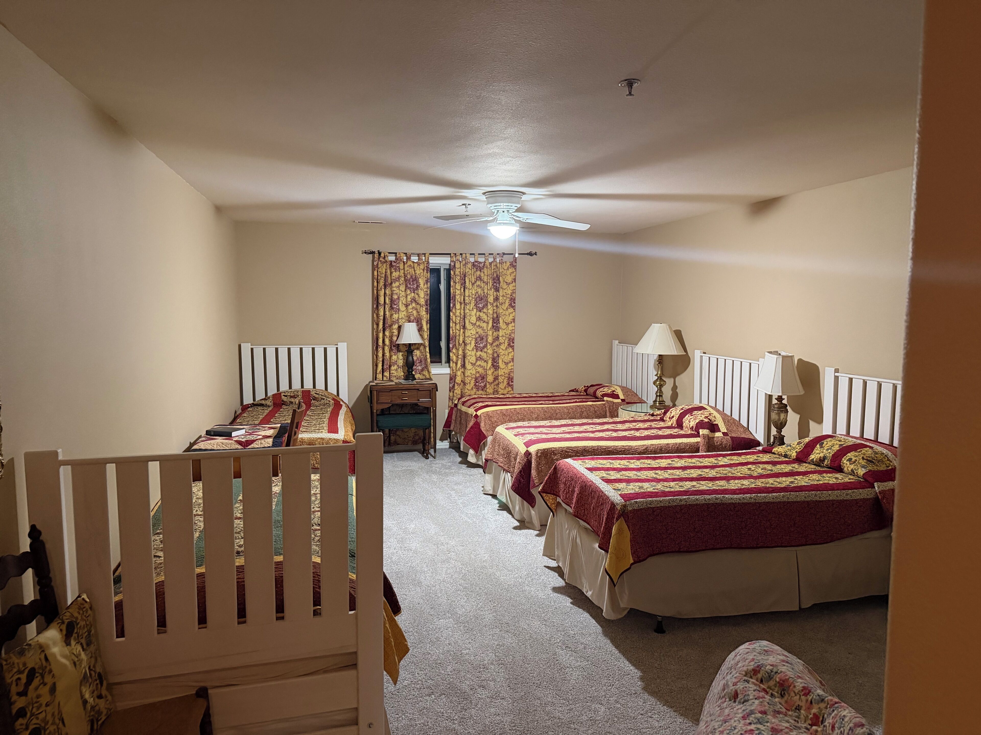 9 chambres, fer et planche à repasser, Wi-Fi, draps fournis