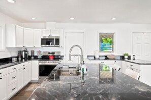 Fridge, microwave, oven, stovetop - Majestic View Lakehouse Douglas Lake Eagle Views (Dandridge)