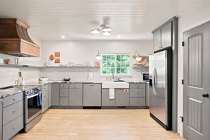 Kühlschrank, Mikrowelle, Ofen, Herdplatte