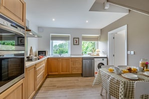 Oven, cookware/dishes/utensils - 1 Bed in Beckingham (oc-b42840) (Beckingham)