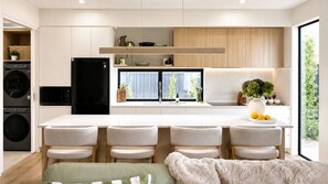 Refrigerador, placa de cocina, lavavajillas, cafetera/tetera