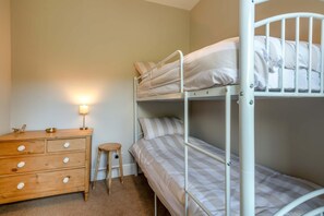 Bügeleisen/Bügelbrett, Reisekinderbett, kostenloses WLAN, Bettwäsche