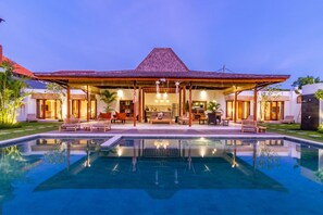 Un complexe hôtelier doté d’une piscine, d’un espace de détente et d’un coin salon extérieur abrité.
