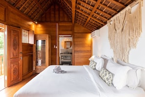 A wooden room with a bed, a wardrobe, and a mirror. - Villa Hana in Seminyak (Seminyak)