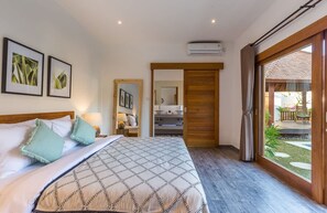 Ein Hotelzimmer mit Bett, Badezimmer und Blick nach draußen.