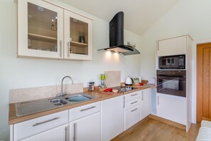Microwave, oven, cookware/dishes/utensils - 1 Bed in Chaigley (oc-c44973) (Aighton, Bailey and Chaigley)