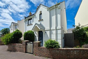 Exterior - 3 Bed in Bridport (oc-b44723) (Bridport)