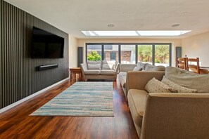TV, fireplace - 3 Bed in Bridport (oc-b44723) (Bridport)