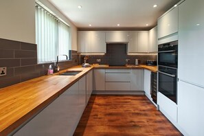 Microwave, oven, dishwasher, cookware/dishes/utensils - 3 Bed in Bridport (oc-b44723) (Bridport)
