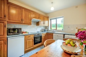 High chair, cookware/dishes/utensils - 3 Bed in Stratford -upon- Avon (oc-cc049) (Welford-on-Avon)