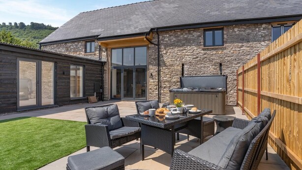 Outdoor dining - 4 Bed in Nr Abergavenny (oc-s44950) (Llanellen)