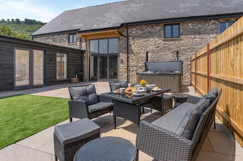 4 Bed in Llanellen (oc-s44950)