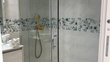 Dusche, Haartrockner, Bidet, Handtücher