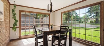 Near DWN TWN Home / Sleeps 10 / King Bed and Pool