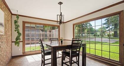 Near DWN TWN Home / Sleeps 10 / King Bed and Pool