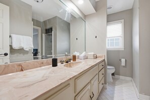 Shower, hair dryer, towels, soap - Near DWN TWN Home / Sleeps 10 / King Bed and Pool (Memphis)