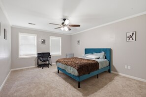 5 bedrooms, WiFi, bed sheets - Near DWN TWN Home / Sleeps 10 / King Bed and Pool (Memphis)
