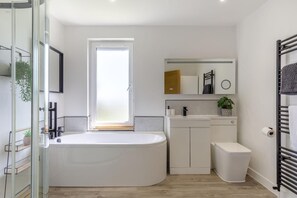 Towels - 5 Bed in Upton (oc-m44891) (Darley)