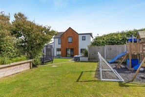 Children’s area - 5 Bed in Upton (oc-m44891) (Darley)